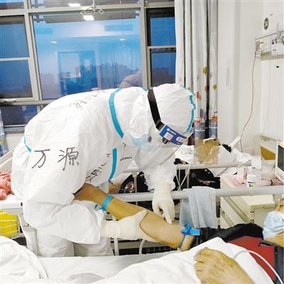 这个白衣“小虎队”中 个个是“暖男”