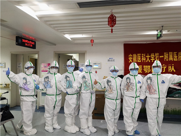 卡通画装点防护服 抗疫前线特殊的三八节礼物