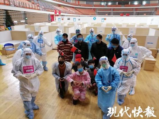 又一家方舱医院休舱！第一次看到护士脱下防护服，原来她们这么小