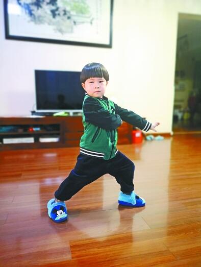 4岁娃背诵《千字文》打健身拳 网友直呼“太萌了”