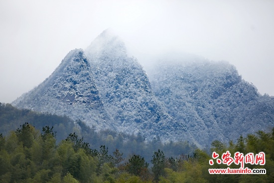 雪映古寨更妖娆