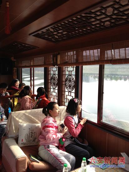 解放路、城北小学小记者乘船游淠河