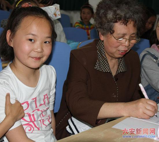 奶奶与我一起听讲座