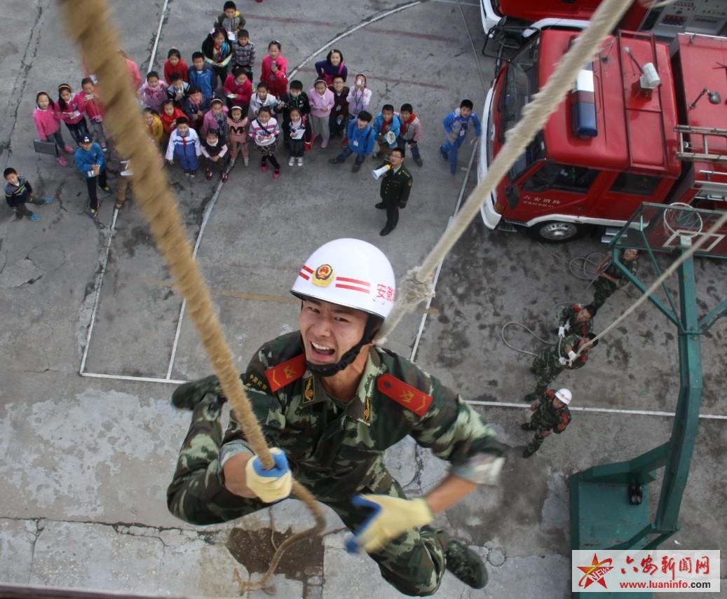 小记者体验消防员生活